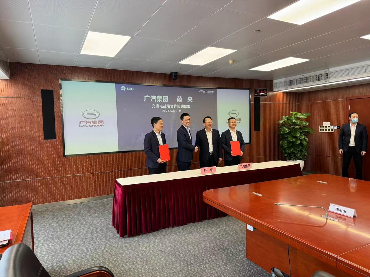 换电联盟再添一员？
今日，网络留出一张图，内容为广汽传祺与蔚来签约充换电战略合作