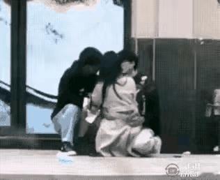 街头隐秘处，两男一女的取乐超出了娱乐范围，在调戏骚扰女子的同时，还强行拍摄女子的