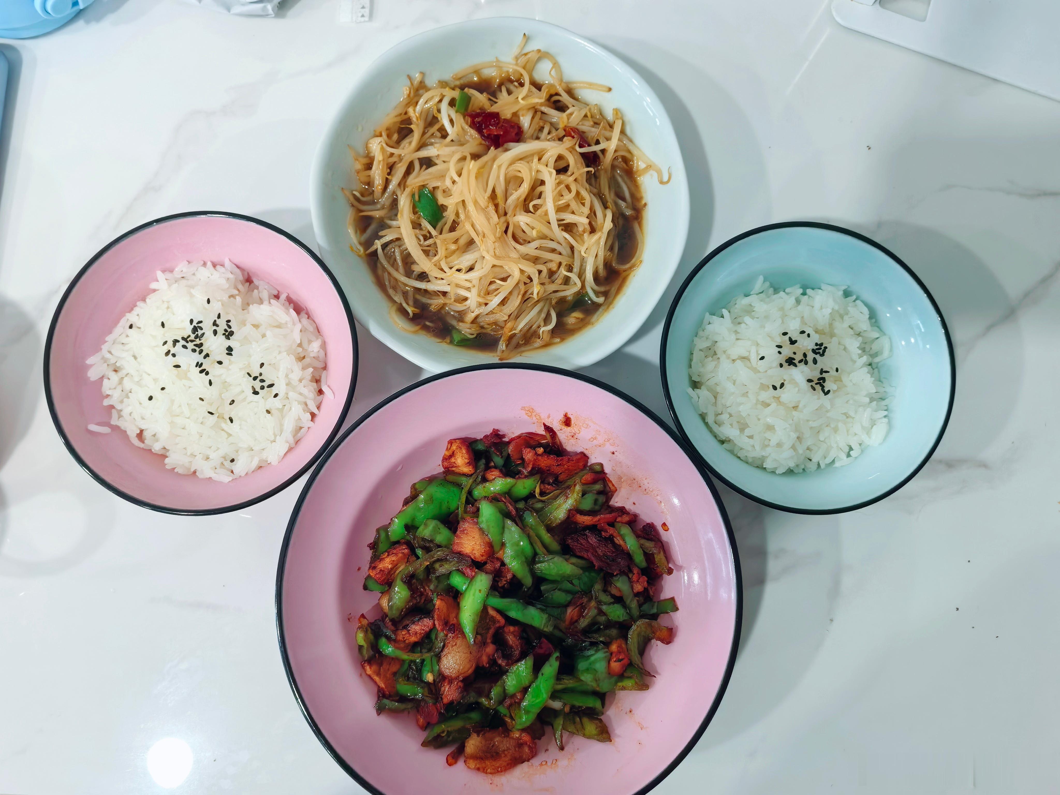 今日午餐 今天早上忙着选购日用品做饭都好匆忙！醋溜豆芽辣椒炒肉快速搞定😋！高温