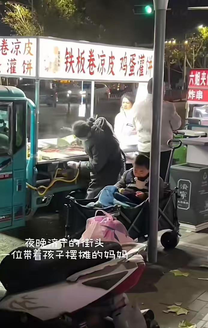 男子问摆摊母亲讨要一份凉皮，获2万转账后女子痛哭：他看穿了我的无助

“你能请我