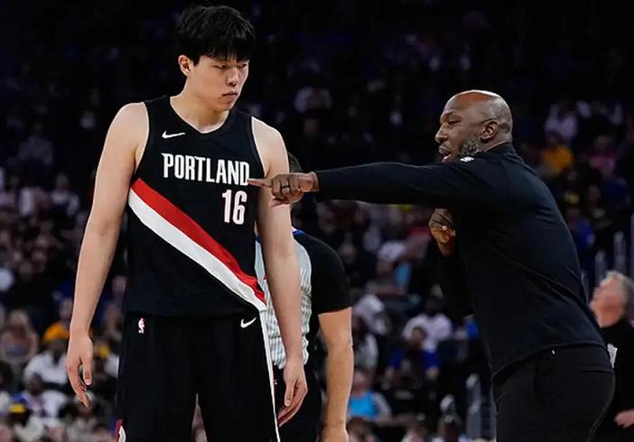 突发！杨瀚森恩师被逮捕！
据NBC报道，两名高级执法官员透露，开拓者主帅比卢普斯