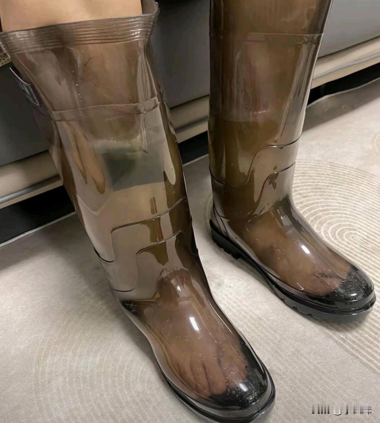 这泡脚神器不就是雨靴吗