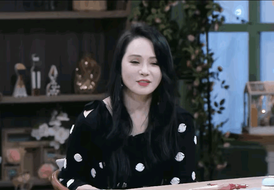 太会说话了，伊能静！最近刘亦菲的新剧《玫瑰的故事》上线，演员伊能静也是亲自晒出很