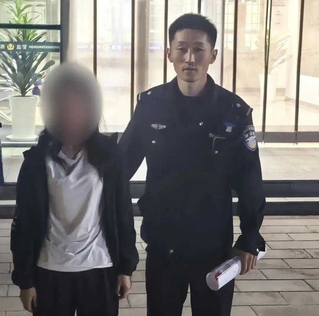 “哭笑不得！”10月28日报道，陕西榆林，一酒店服务员打扫卫生时，顺手偷走了客人