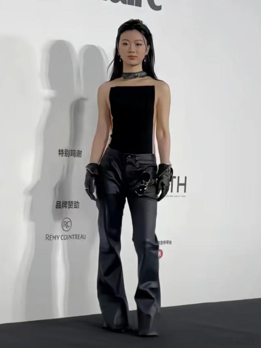 她为什么要穿向佐的衣服？看起来很能打的样子 
