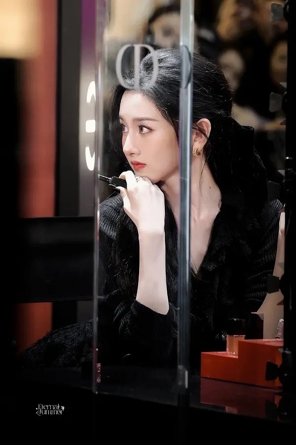 宋祖儿dior线下活动状态 豪门千金感拉满了宋祖儿的腿健身房偶遇宋祖儿 ​​​