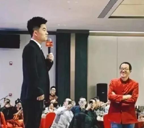 一次，记者问董宇辉：“没有俞敏洪就没有你，对吧？”董宇辉正要说话，一旁的易中天怒