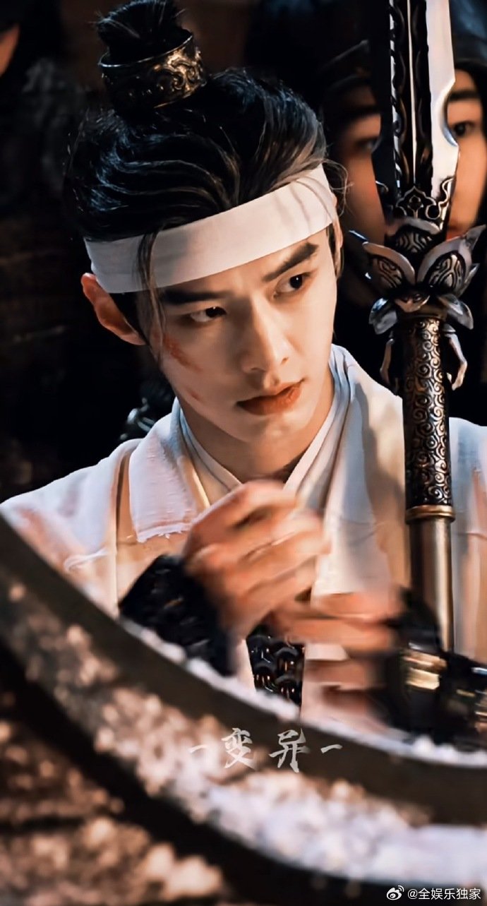 何与天选武侠生何与凭这段雪地打戏出圈，动作精准气场强大，当之无愧的天选武侠生。何