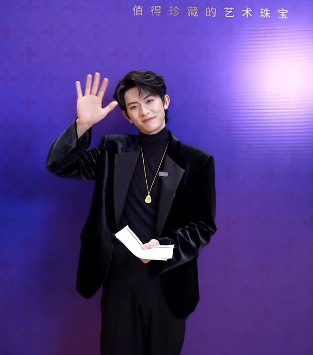 陈添祥 🍊安利陈添祥 这两天被陈添祥迷得不要不要的前天一件套头红毛衣，顺毛微卷