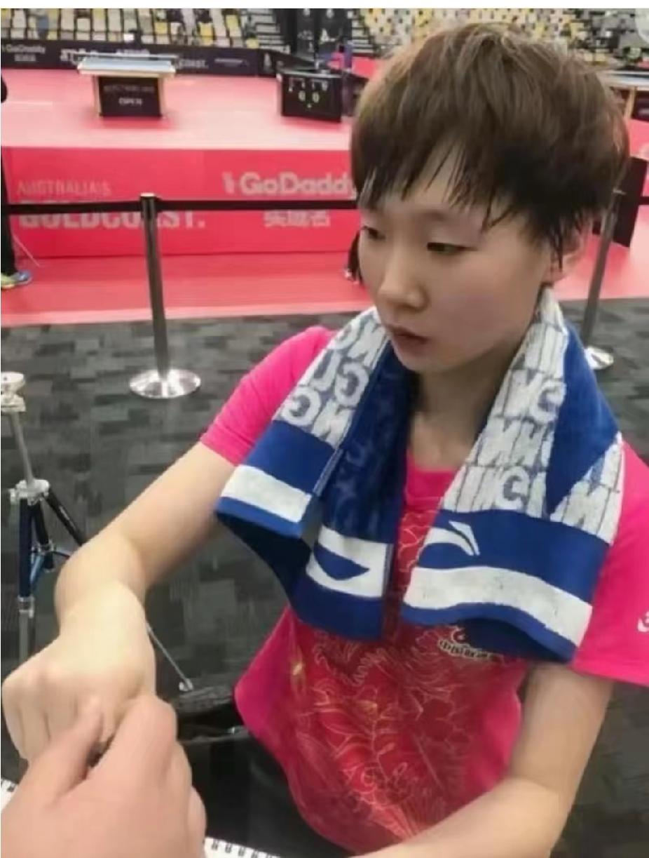 刷到老视频里的小曼昱，一眼就沦陷了
 
刷到以前的老视频，才发现我们家曼昱从小就