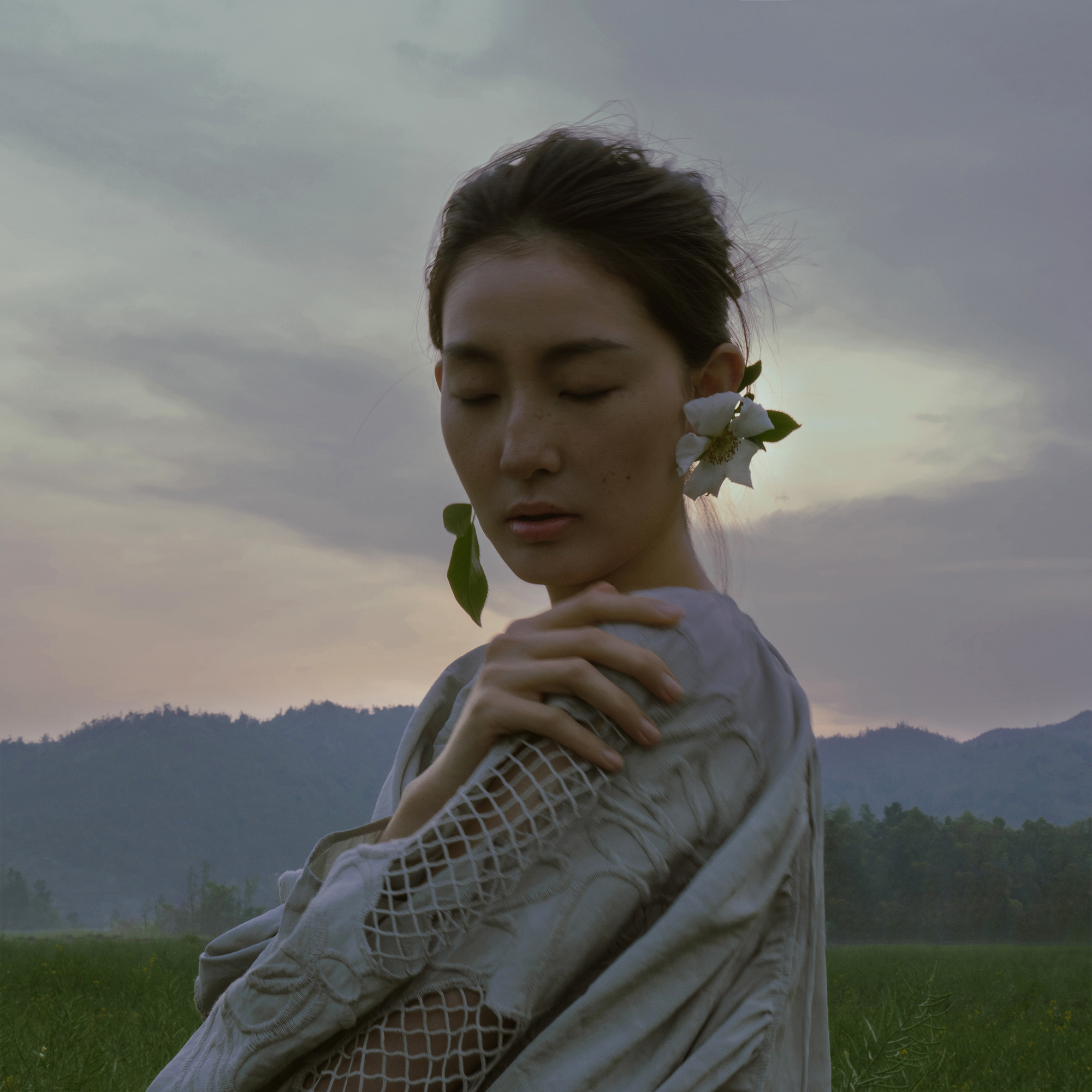 花器-把整个春天的叛乱浓缩成耳垂上一克重的柔软暴动躺下时听见根系在血管里轻轻摇晃