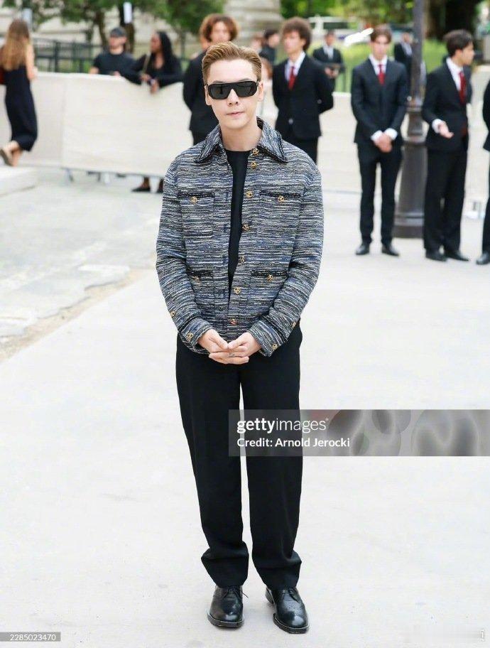 陈伟霆张子枫单依纯巴黎看秀生图 陈伟霆张子枫单依纯巴黎看秀生图，好会选人！陈伟霆