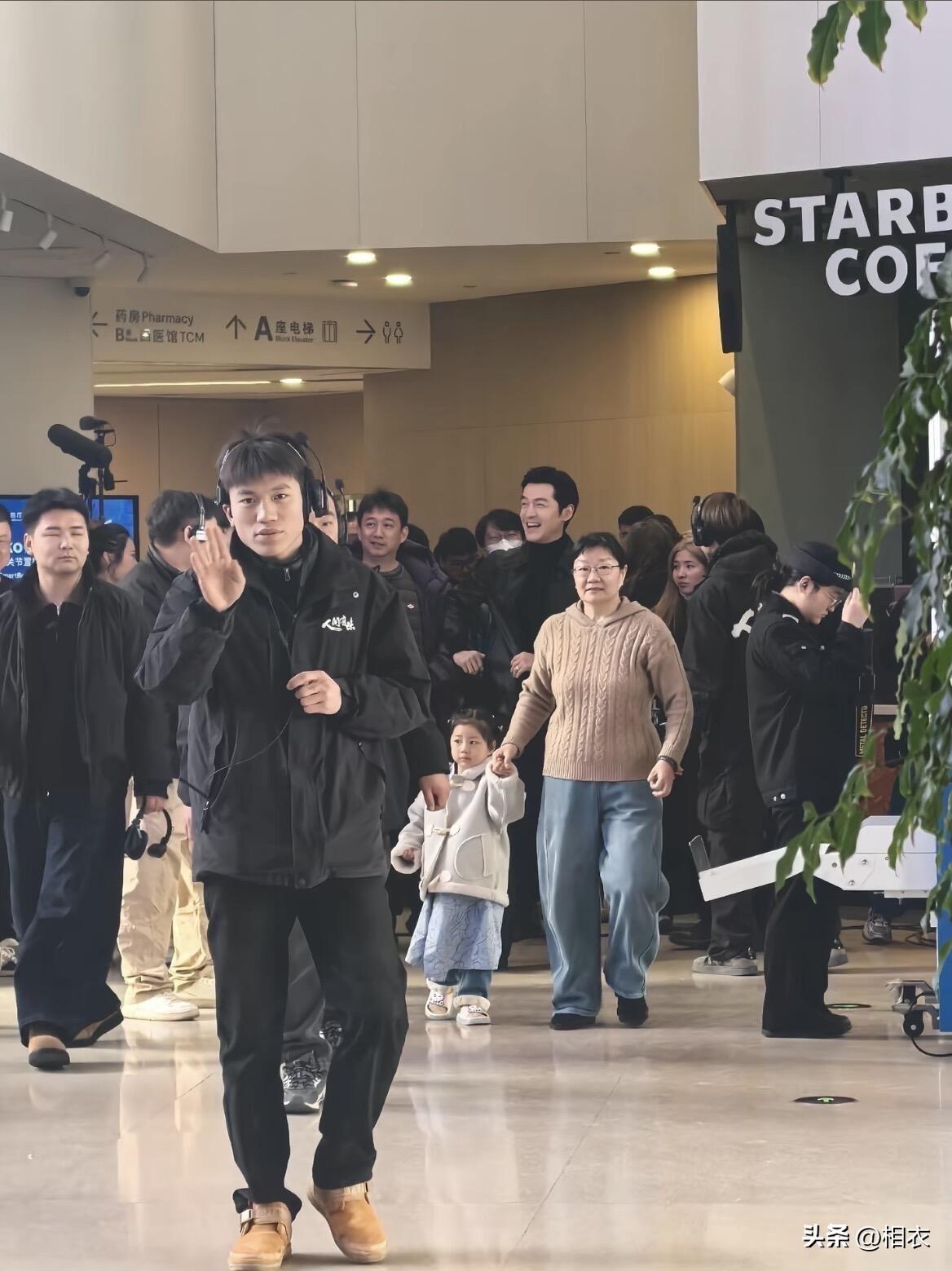 胡歌，生图比精修还能打。

网友3月15号去医院办事，偶遇了胡歌，本人真的太显眼