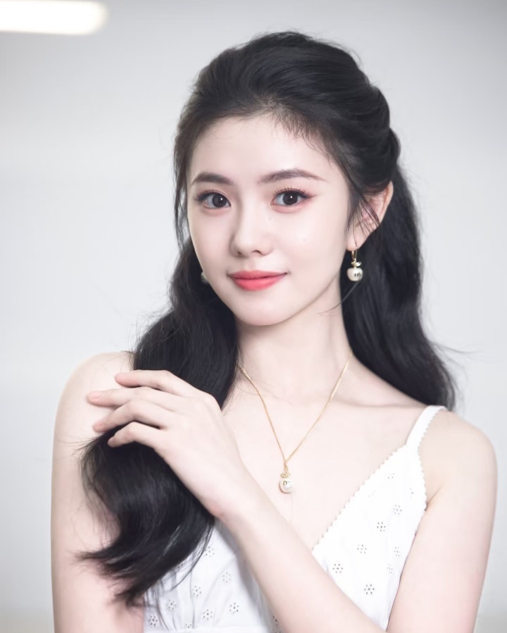 1.檀健次拿奖后也要重点闯电影圈赛道，不过他在电影圈没有很多资源，想要站稳脚跟，