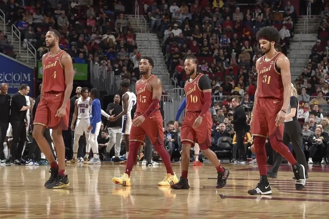 骑士队本赛季横扫了11支球队：1，横扫篮网——4胜0负2，横扫黄蜂——4胜0负3