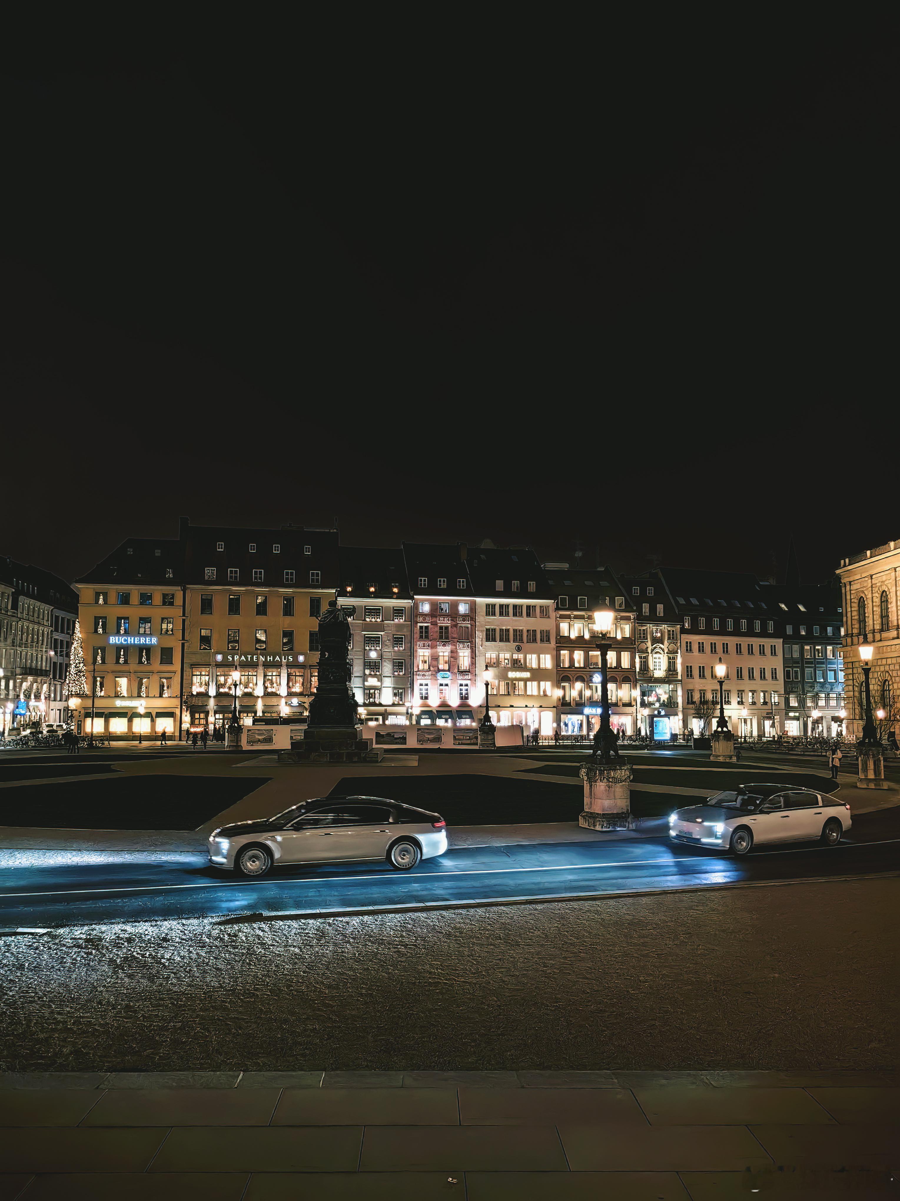 尊界12000公里穿越亚欧十国今早刷到一个很有意思的视频，说的是近日两个汽车博主