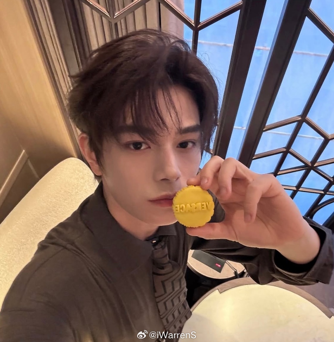 丁禹兮中秋节营业自拍，这也太帅了吧！期待新剧爱在无尽夏啦！[可爱]丁禹兮月饼自拍