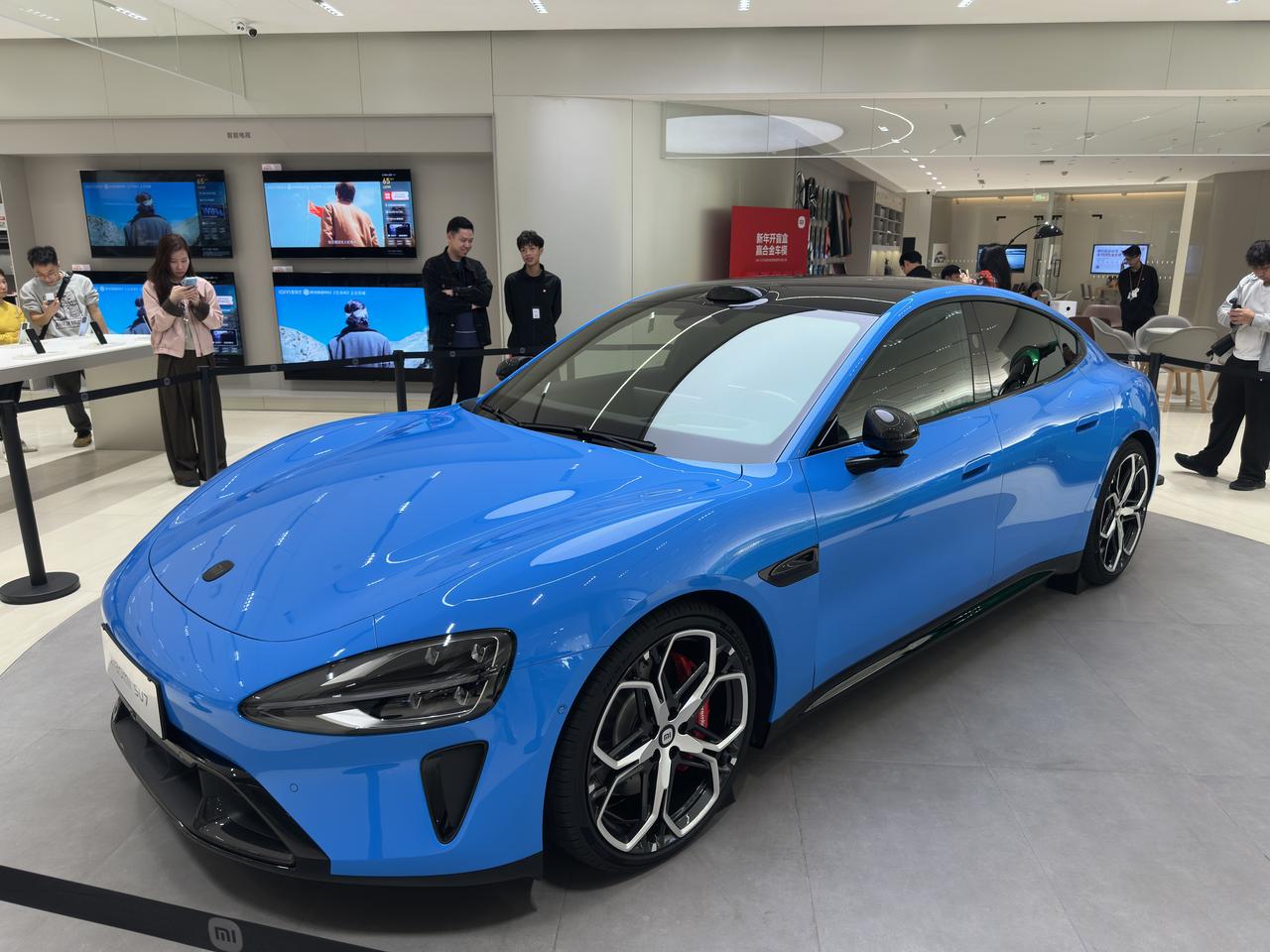 颜值依旧很能打！新一代小米SU7实车到店
日前，新一代SU7实车已经进入门店做静