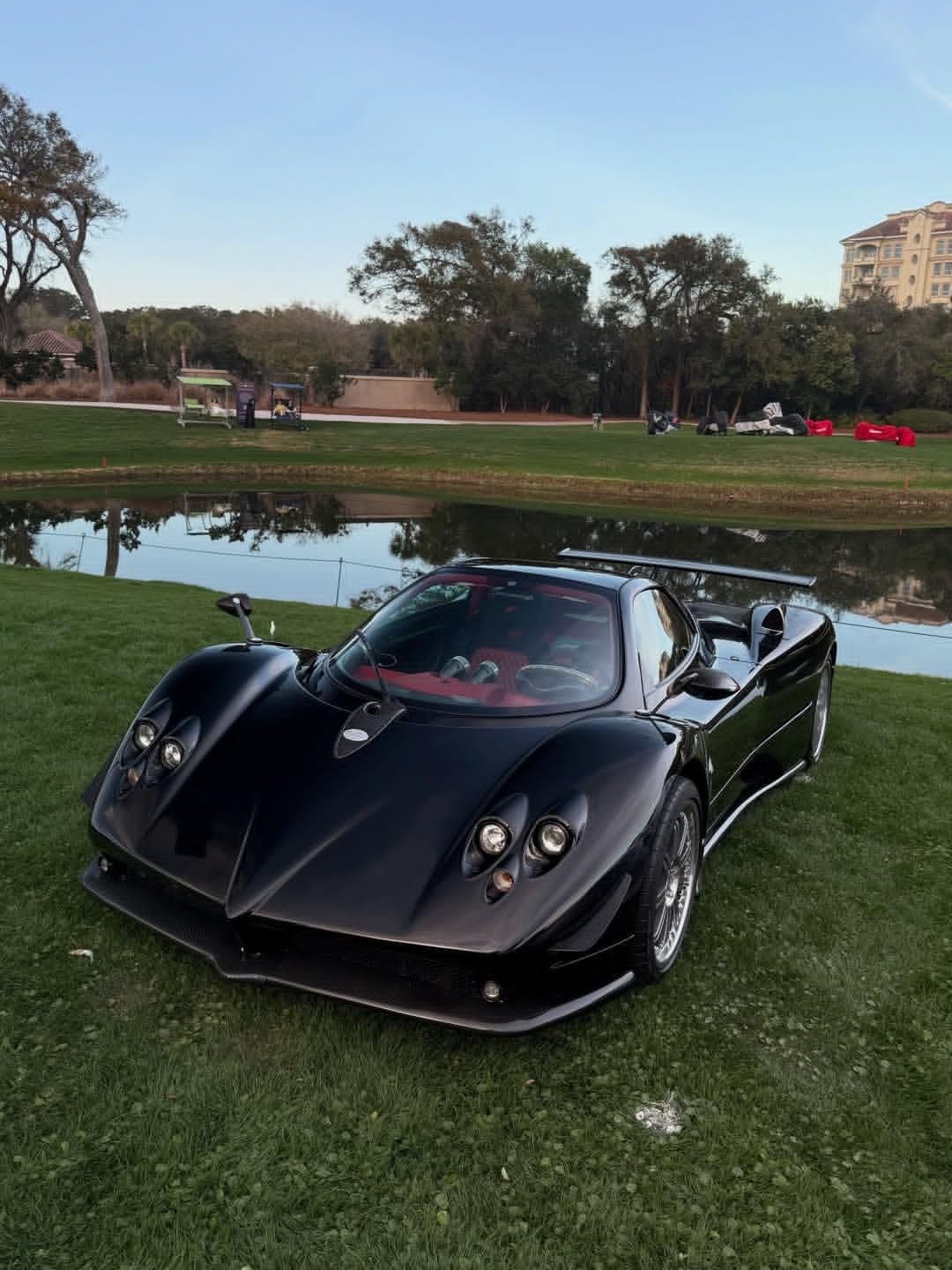 Pagani Zonda Nero 时间回溯到2008年，该车前唇、侧...