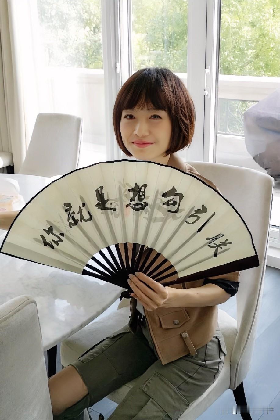 都说她应该“低调”，她拿着这“几个字”真是不合适！脸上的高兴藏不住了！

她是个