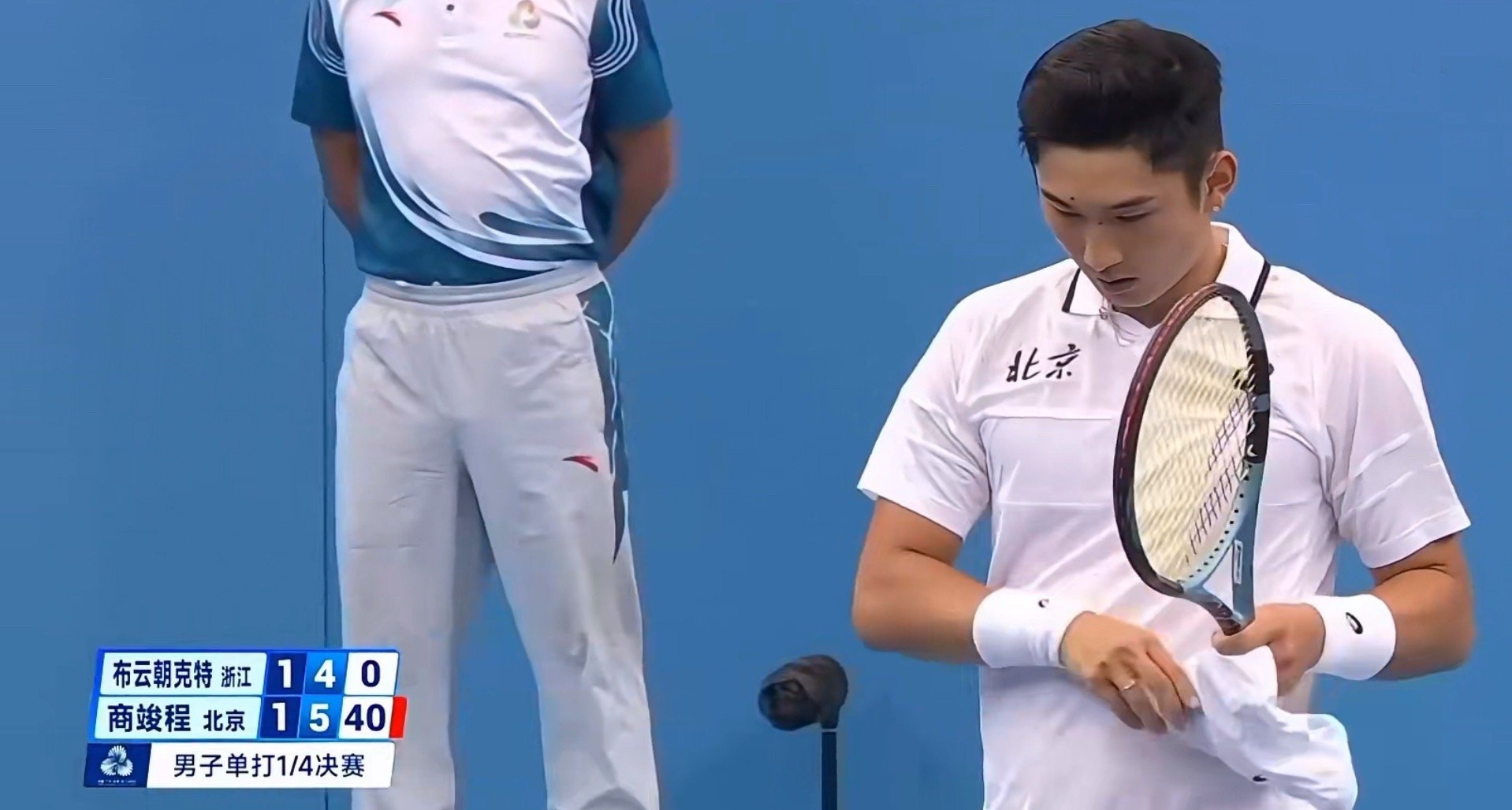 小商这场比赛真的在输球甚至……可能退赛边缘扳回来了，第二盘一度4-4、0-40落