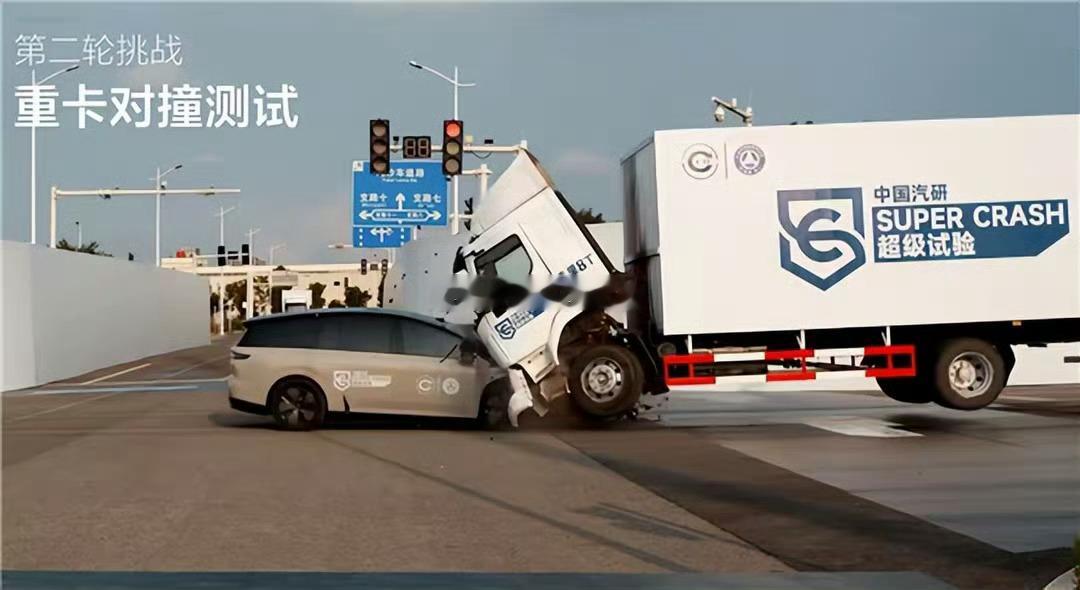 理想撞乘龙卡车变成现在这样的营销灾难我觉得很有可能和理想营销部门文科女多有脱不了