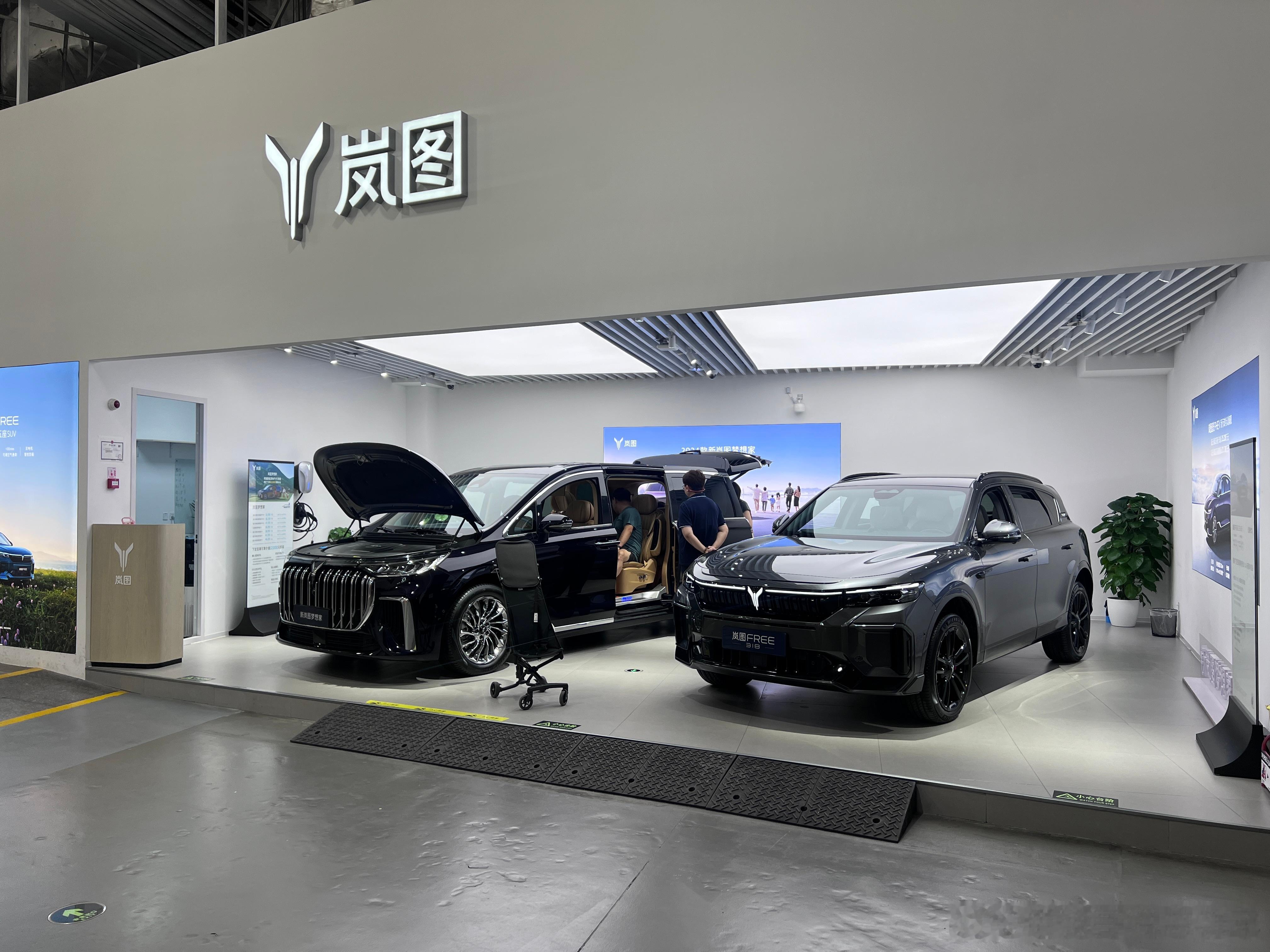 #岚图开在山姆会员店# 很诧异岚图为何把店开在生活超市门口，观察了一下看车的人得