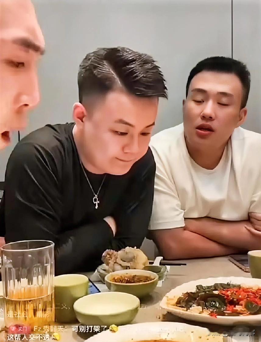 丈门起内讧了？李舒克库库粘牙，小根突然起身抽了李舒克一个大嘴巴子，大欣紧忙拦住小
