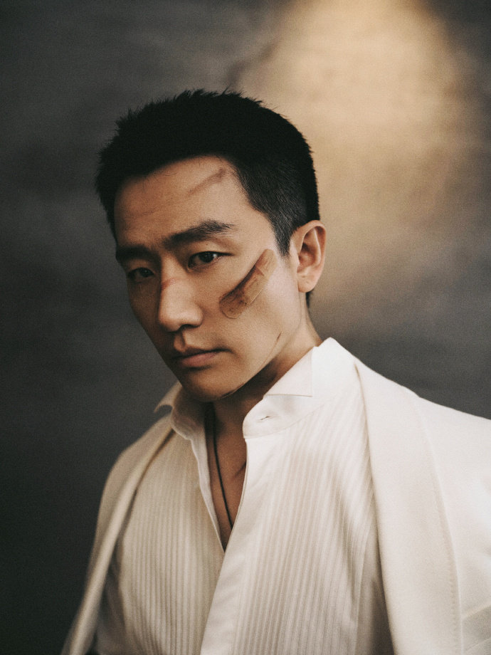 #黄轩[超话]##黄轩战损造型##黄轩战损妆# 微博电影之夜造型，西装衬衫战损妆