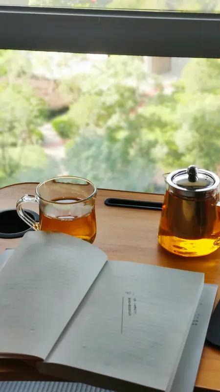 上联:  茶香轻绕书窗静，
下联：墨韵徐凝砚案清。