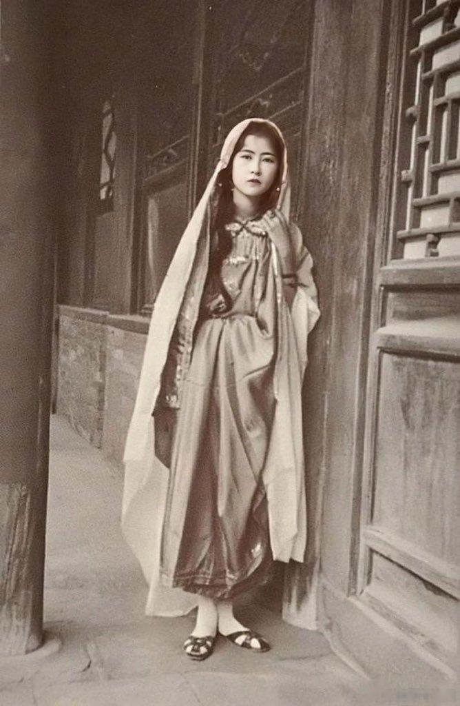 才女兼美女的林徽因。这张照片拍摄于1924年，当时只有20岁的林徽因，在英国话剧