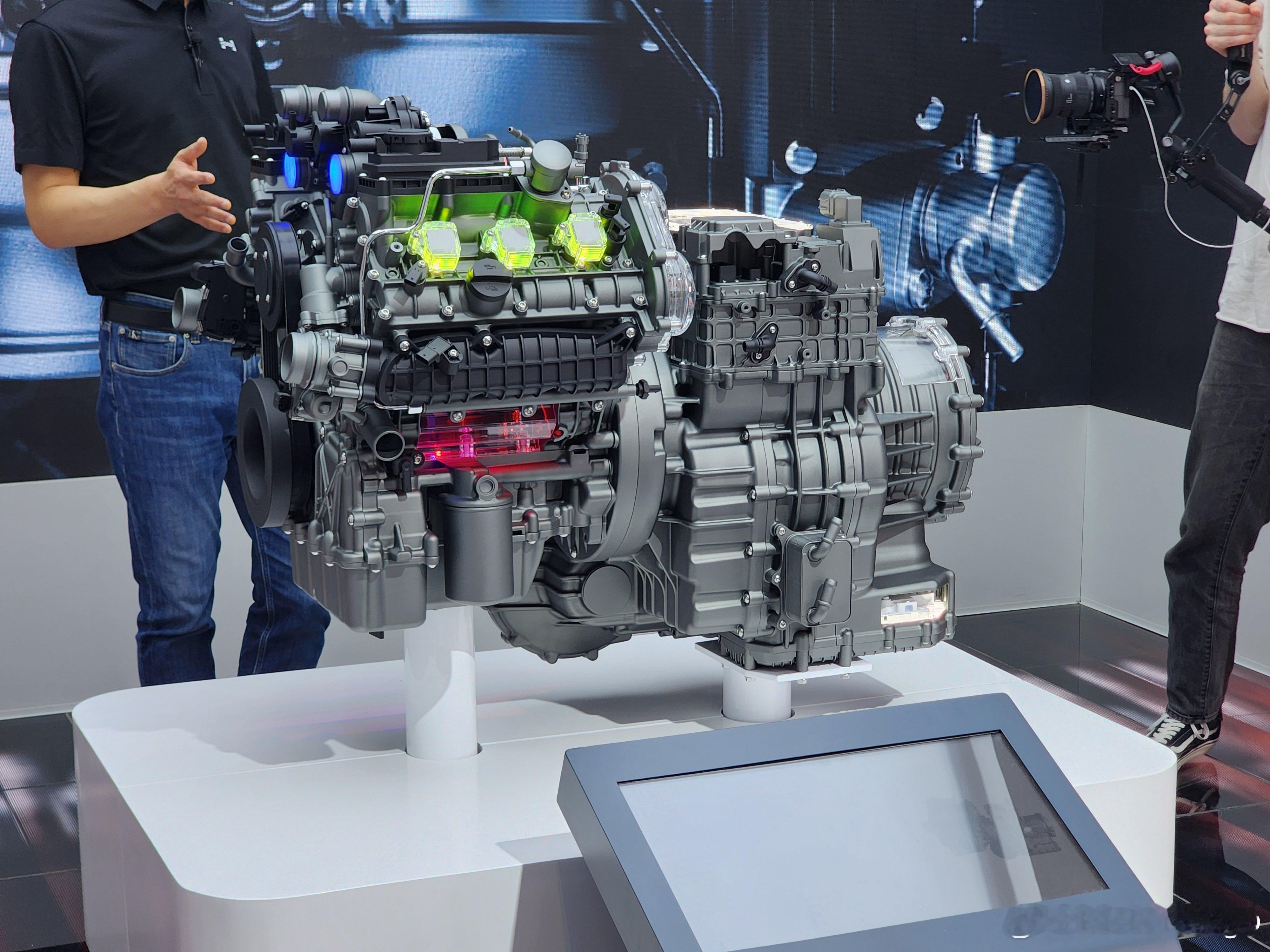 浩思动力也有一个展台，就在吉利旁边，是由吉利、雷诺、沙特阿美三方合资的独立全球化