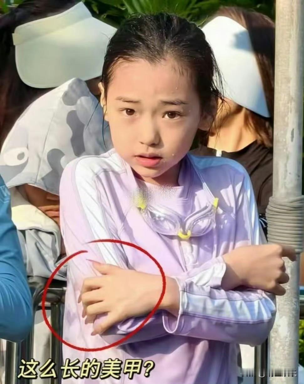 真不愧是明星的孩子，董璇女儿小小年纪，就做了这么长的美甲了!