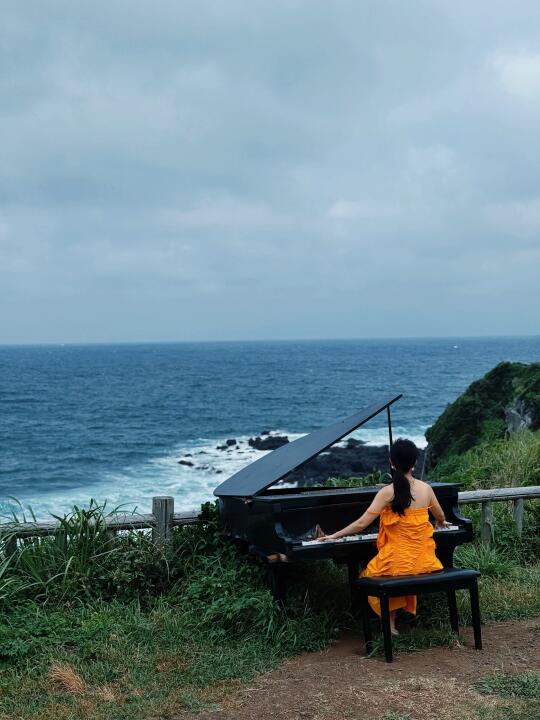 沐浴月光，倾听海浪