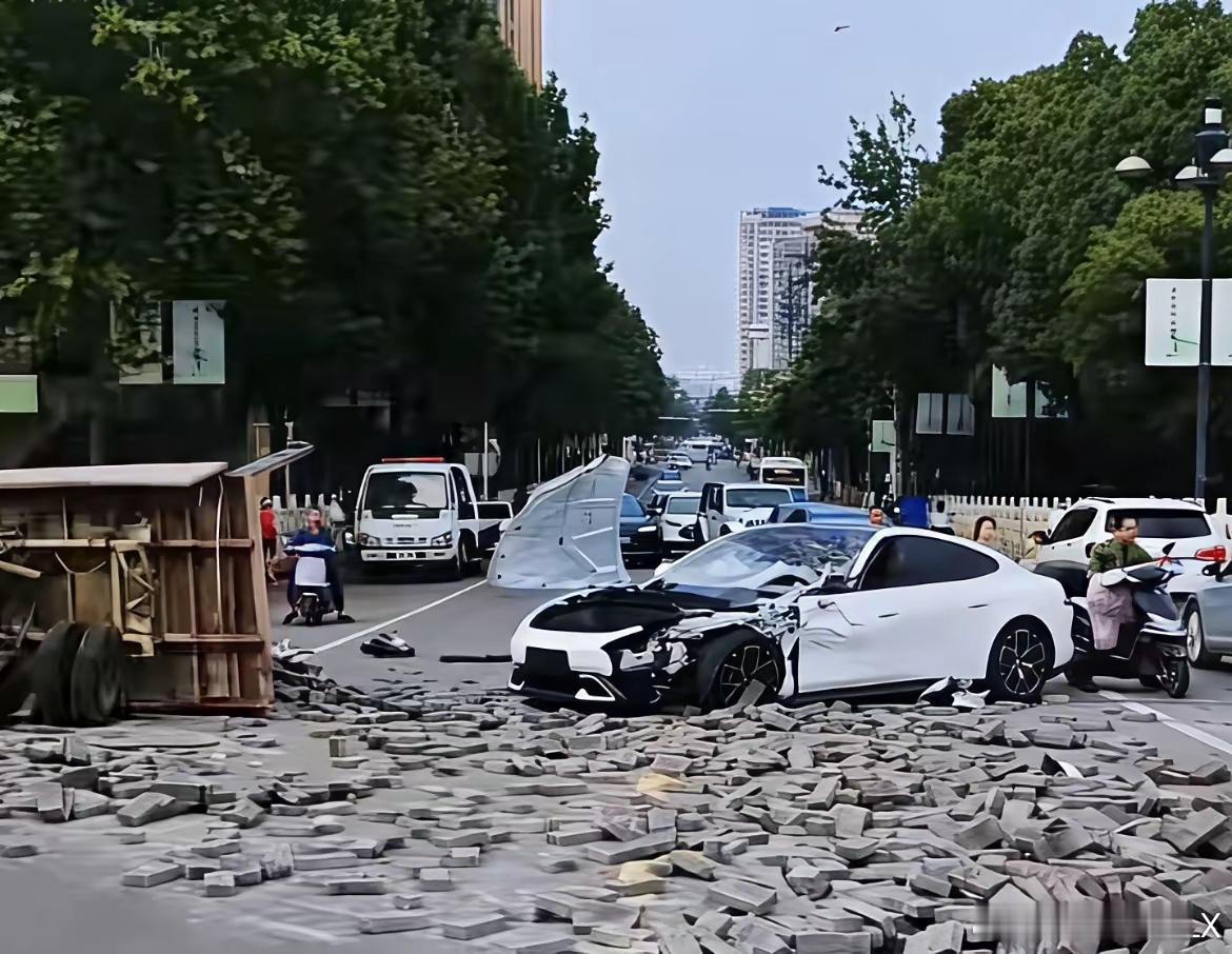 白色轿车和农用拉砖车相撞，A柱变形严重，砖块散落一地，不知道车主怎么样了？大家开