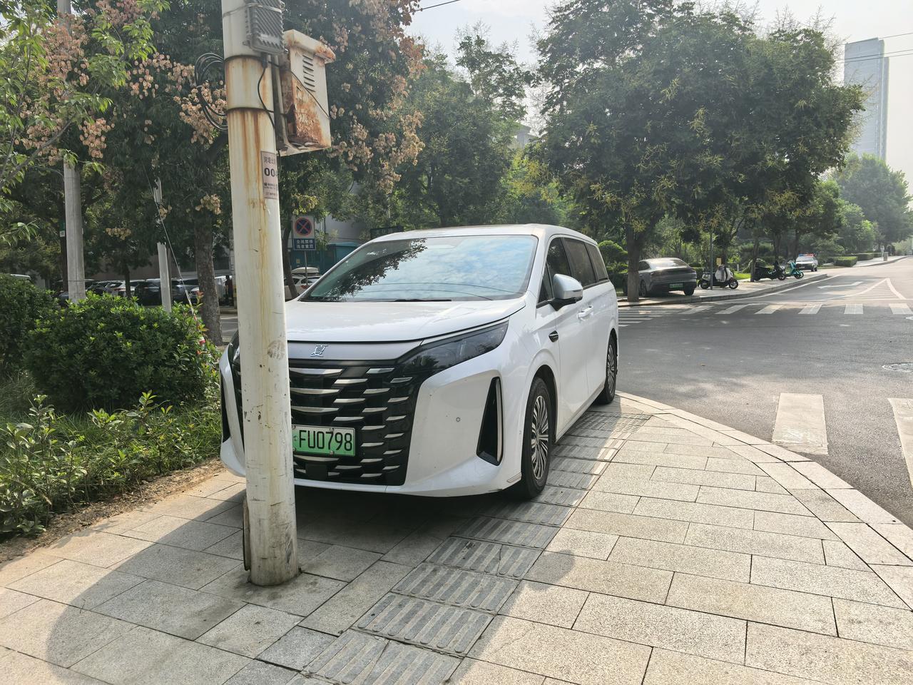 晒图笔记大赛听自己的车，让别人无路可走，现在对汽车乱停乱放真的挺宽容的，这个是人