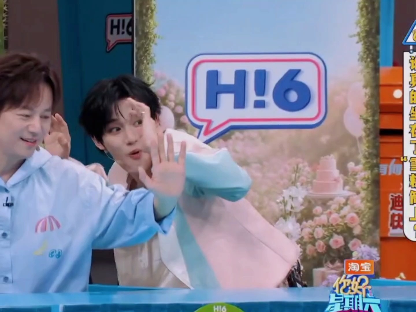 这个举起手来的姿势我好像见过✋🏻✋🏻： 