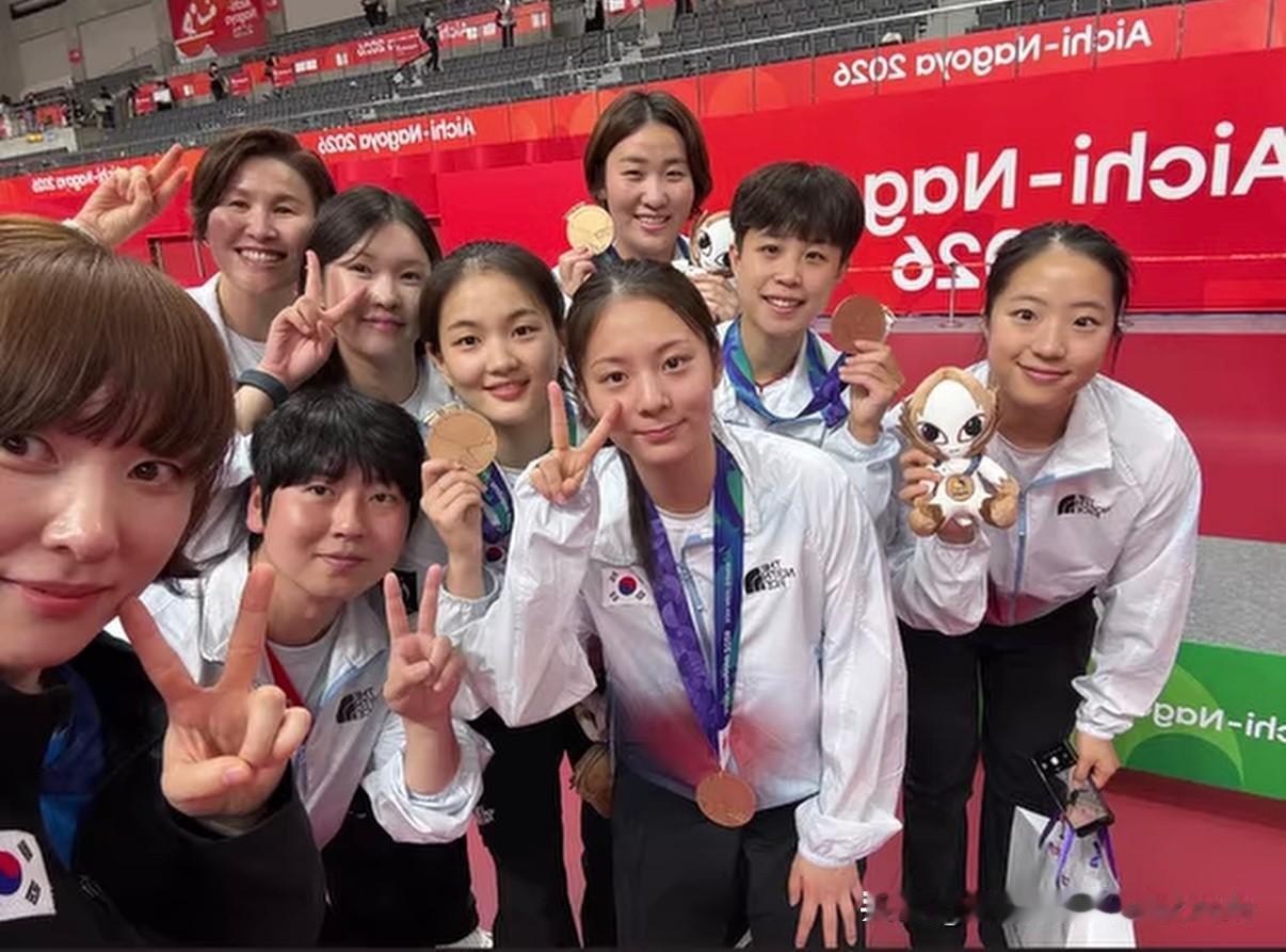 韩国女团来晒奖牌了[欢呼][欢呼]
9月24日亚运会乒乓球项目女团比赛落下帷幕，