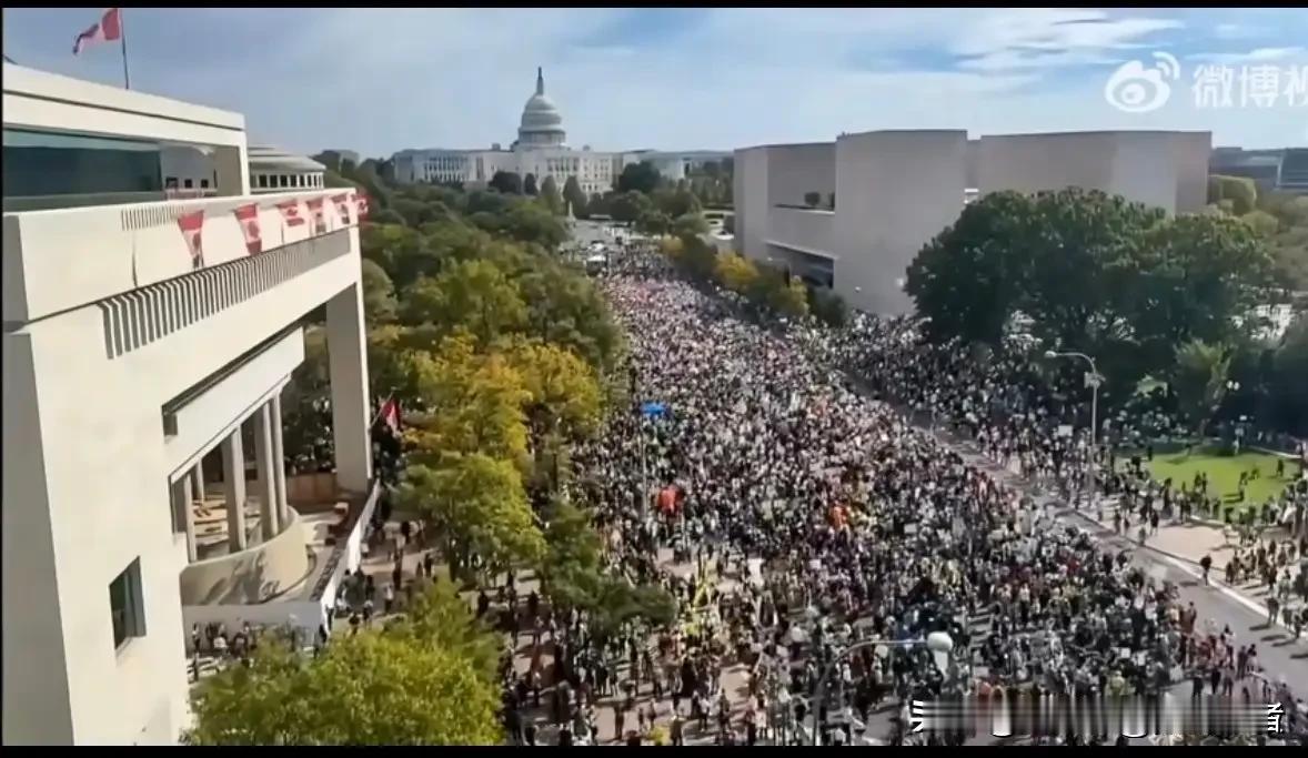700万人参与
   

700万人席卷全美50州、2600个地点，“不要国王”