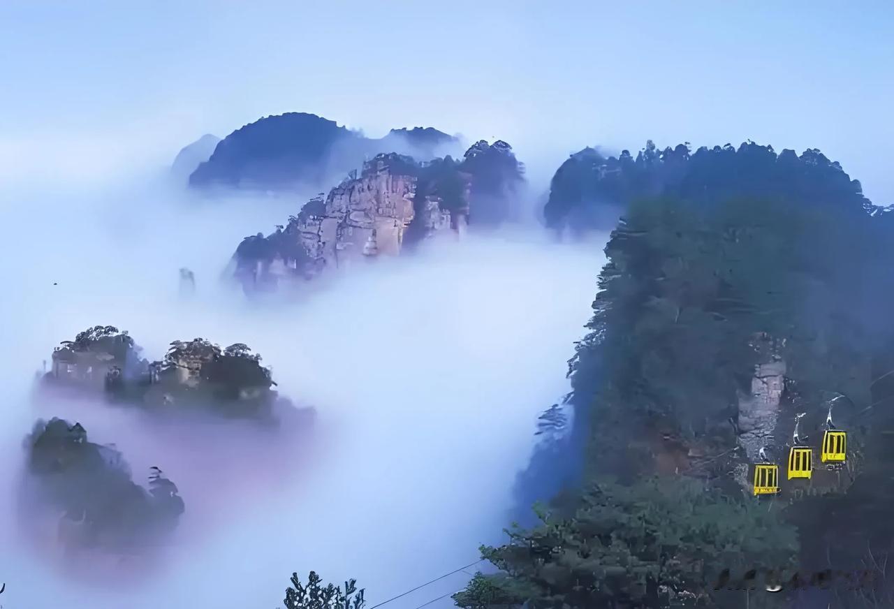 七绝：索溪峪纪游
（一）
深山步步景迷离，
鬼斧神工雕索溪。
借得马良神彩笔，