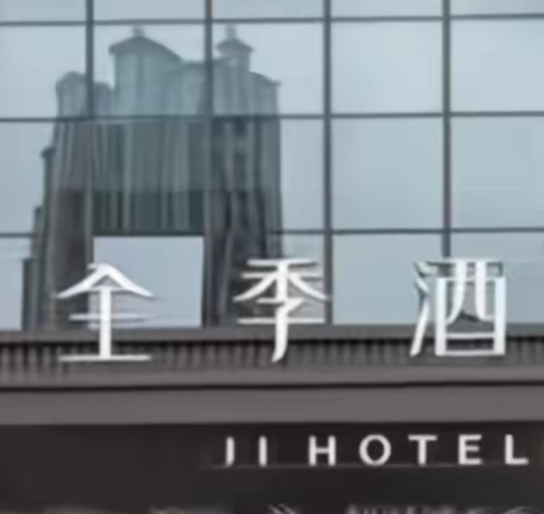 安徽一女子醉酒被抱入酒店险遭性侵，以没登记身份证就让入住为由起诉酒店索赔。安徽淮