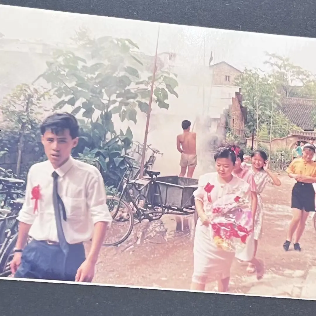 35年了，想过很多事，从来没有想过自己的妈妈曾经也是个漂亮小女孩，35...