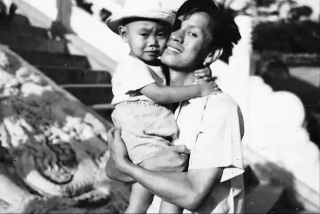 1959年，他趁妻子出差，把一管液体灌入刚满一岁的儿子嘴里，看着儿子天真的笑容，