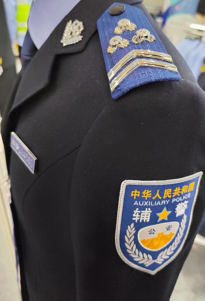 辅警平时都爱穿执勤服，最讨厌的就是穿常服。

原来，执勤服有两个特点，耐脏和容易