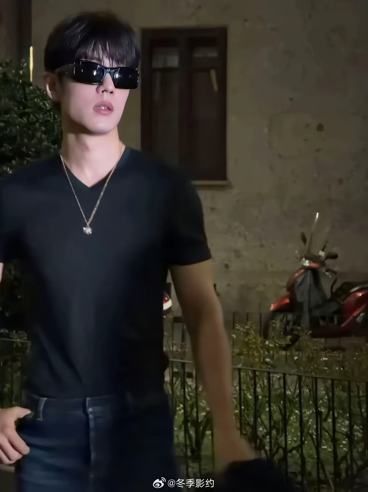 本来还以为GUCCI今年也会给肖战安排个让他惶恐的小背心，结果今年虽然穿得多，但