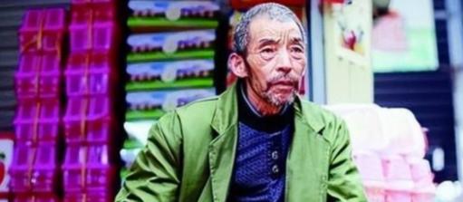 1992年，武汉一名光棍男子，三年捡到了两名弃婴，为了抚养孩子长大，终身未娶，谁
