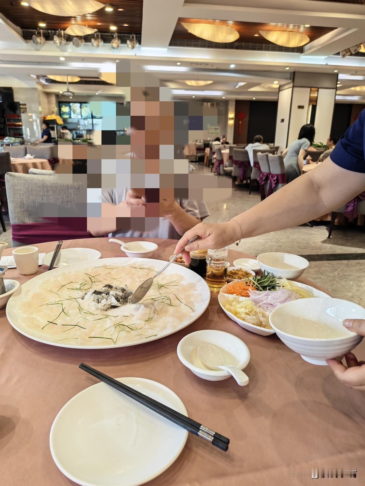 对广州的美食早就垂涎欲滴，这几天到广东来旅游，就想好好的吃几顿，解解馋。
吃是吃