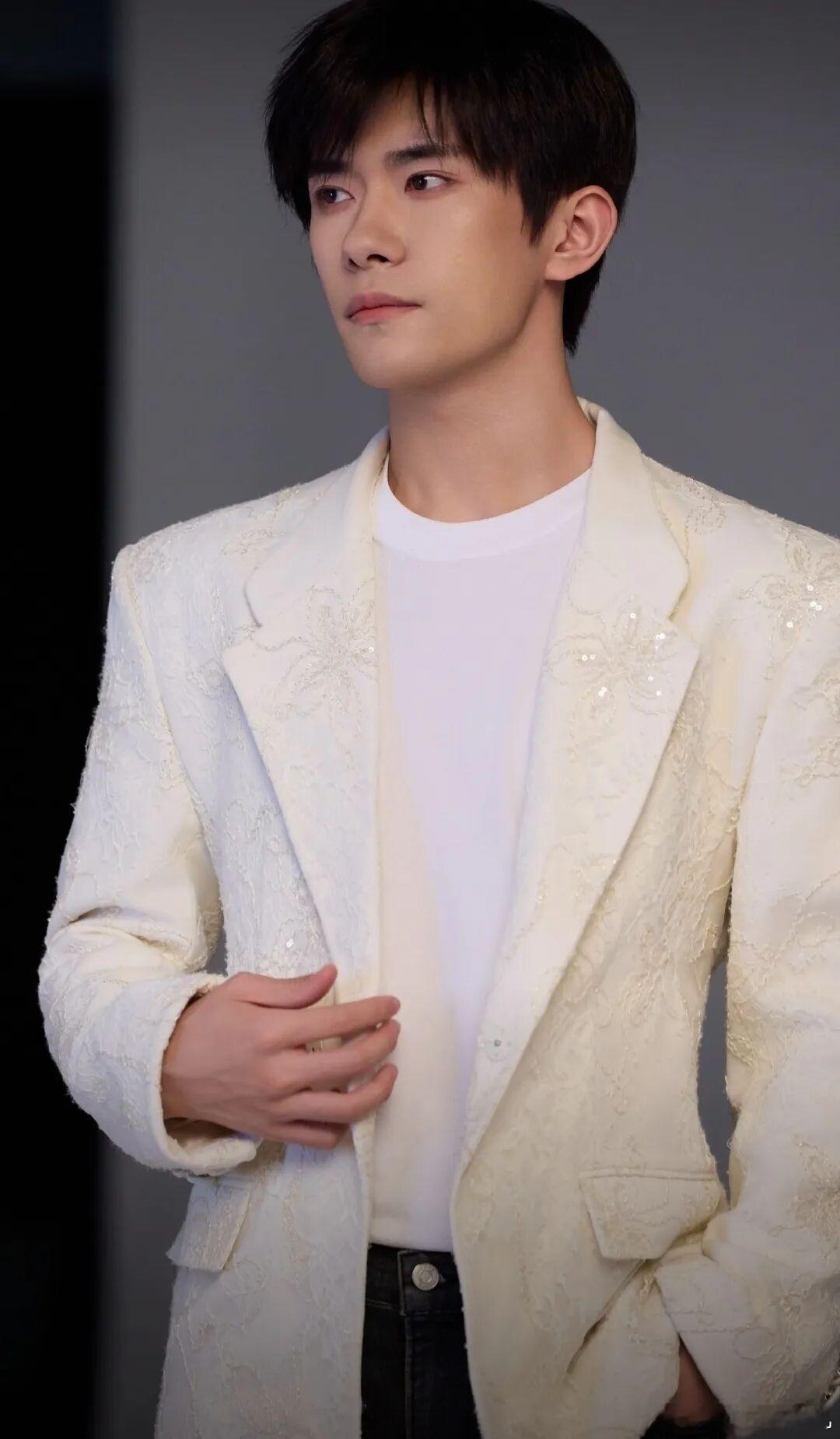 易烊千玺或将九登春晚我们易烊千玺弟弟就是优秀，谢谢的孩子谁能不被他舞台的魅力所吸