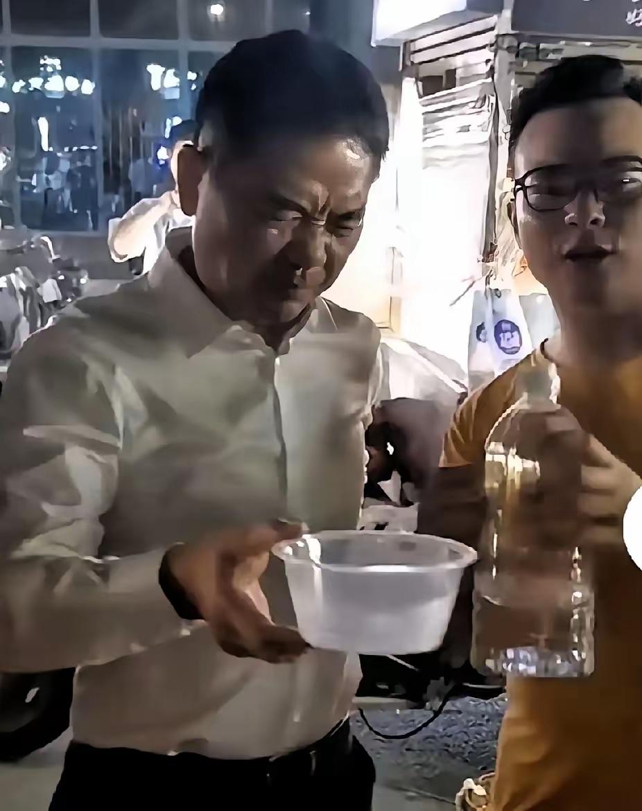 大老板衣锦还乡，最快乐的事莫过于大碗喝酒！都说身处巅峰的大佬都是孤独的，那是因为