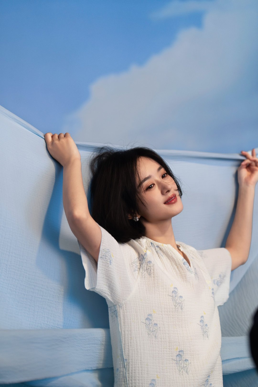 赵丽颖纪梵希全球彩妆代言人赵丽颖 zly赵丽颖 星空迷上了山野，有雾有灯也有归人